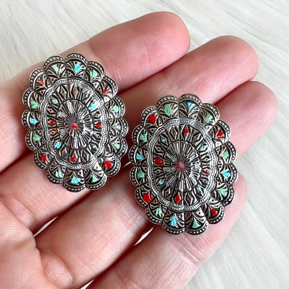 VINTAGE Scalloped Silver Oval Concho Clip Earrings • Southwestern Large Boho - Picture 1 of 5